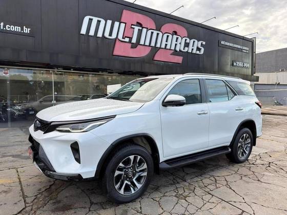 TOYOTA HILUX SW4 2.8 D-4D TURBO DIESEL SRX PLATINUM 7L 4X4 AUTOMÁTICO